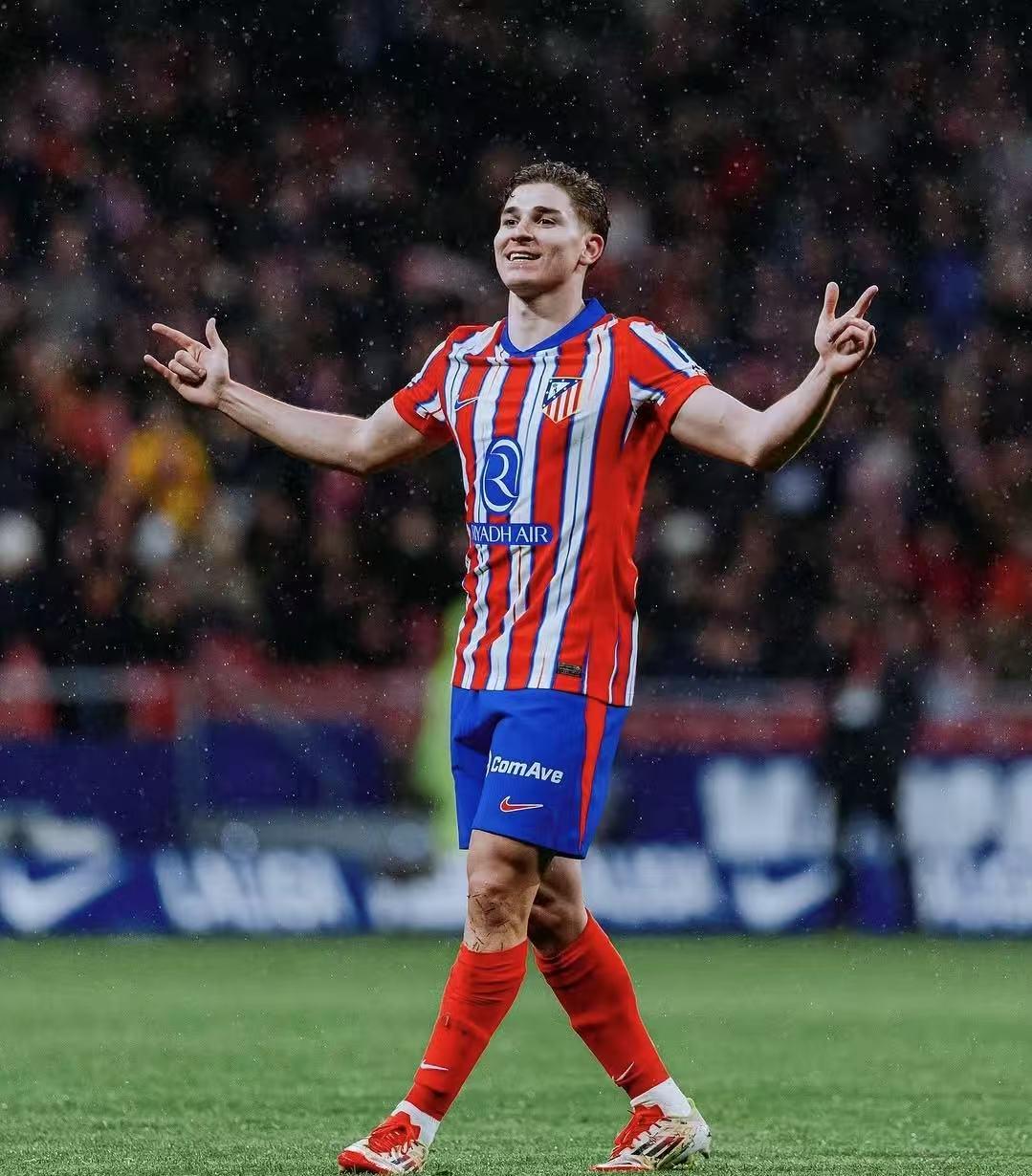 孔萨：凯恩给球队设立标准，那自然而然会激励我们（孔萨：凯恩为球队树立标杆，自然而然激励全队）