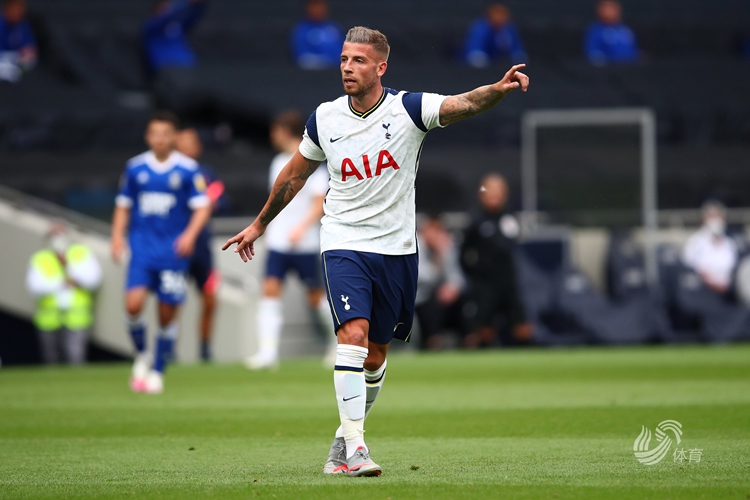 欧冠赛前穆里尼奥与两名昔日弟子重逢，并亲吻了斯内德的光头（欧冠赛前，穆里尼奥与两位旧将相聚，还亲吻斯内德的光头）